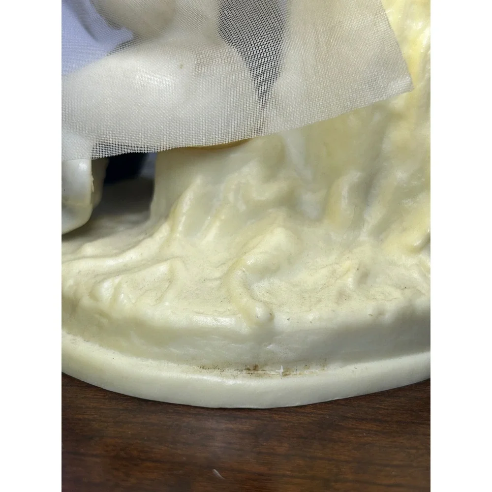 Vintage 1971 Wilton Wedding Cake Topper Bride Groom Kissing Plastic Figurine